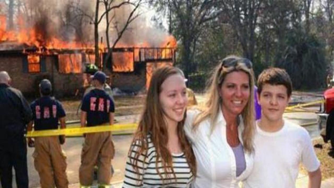 Kızının katilinin evini yaktı