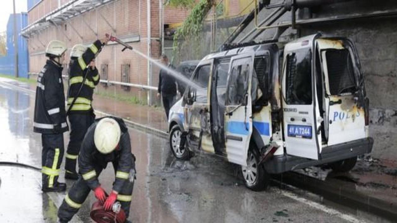 Kocaeli'nde seyir halindeki polis aracı yandı