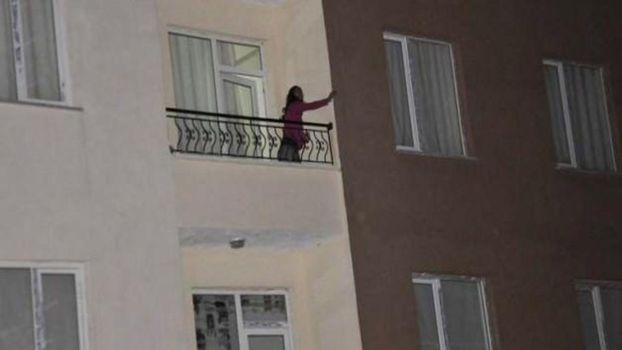 Komşusuna kızdı, eşyaları balkondan fırlattı