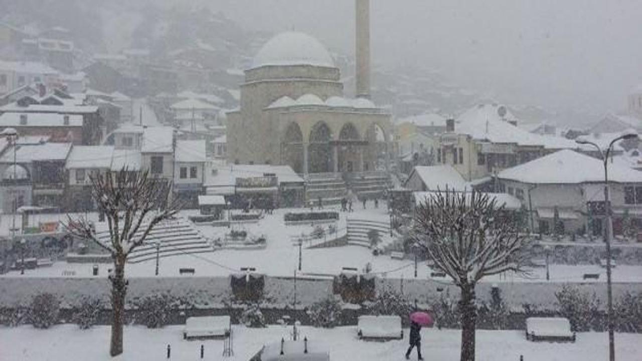 Kosova'da kar yağışı hayatı felç etti