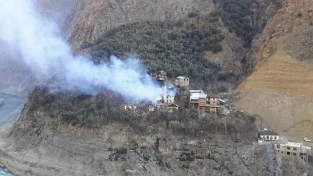 Köyde çıkan yangında 20 ev yandı