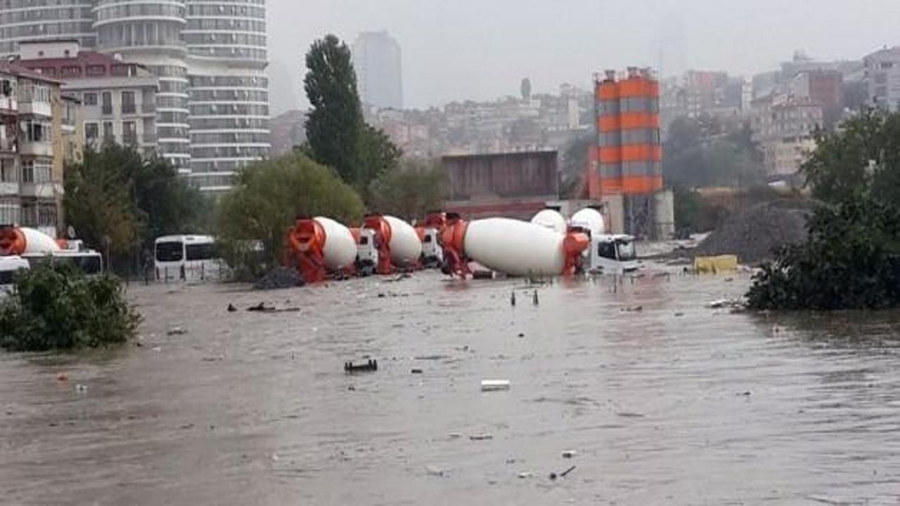 Dere taştı! Kamyonlar sular altında kaldı