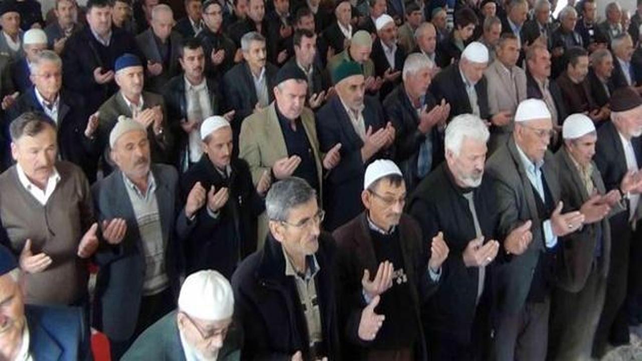 Kütahya'da 2 bin kişi yağmur duasına çıktı