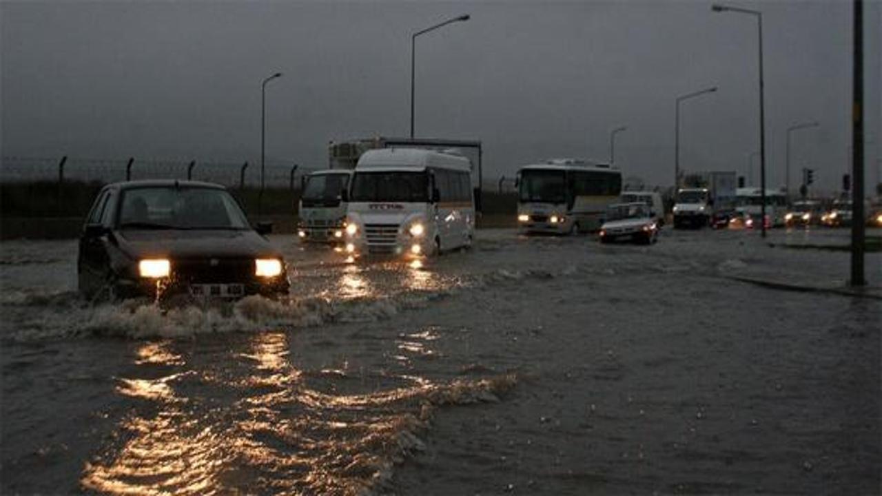 İzmir'de yağış hayatı yine felç etti