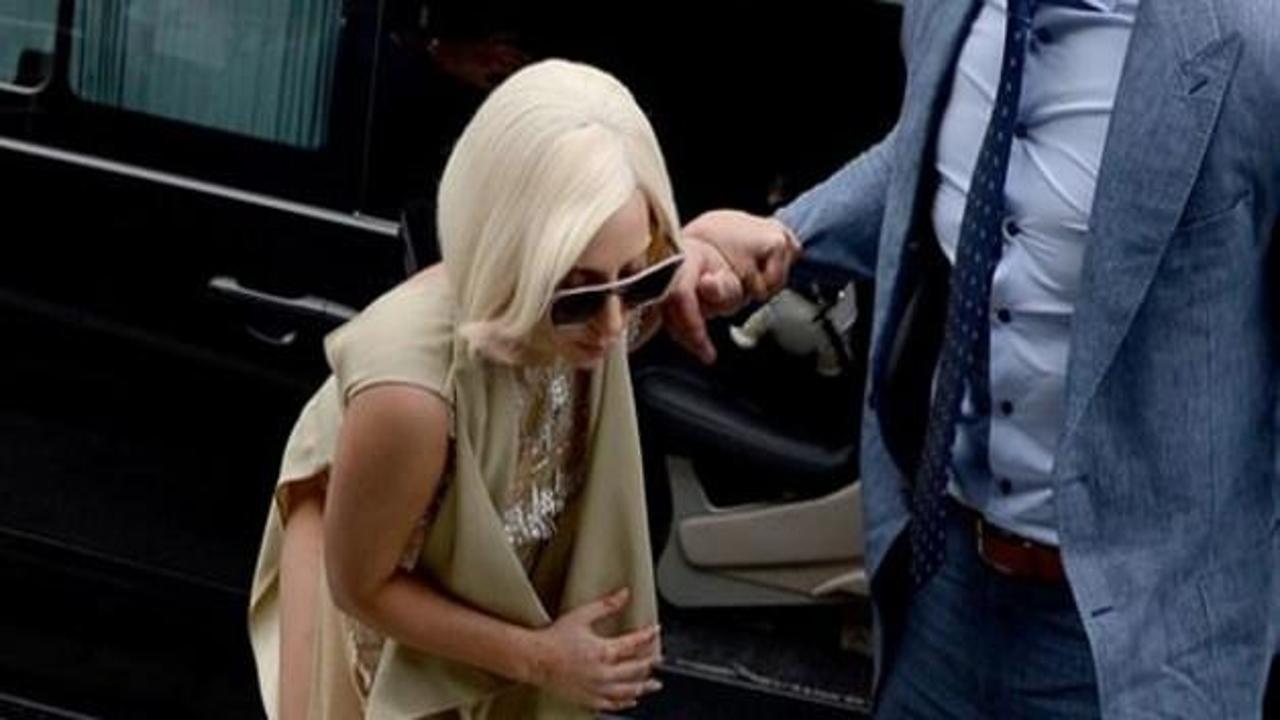 Lady Gaga giderken tökezledi