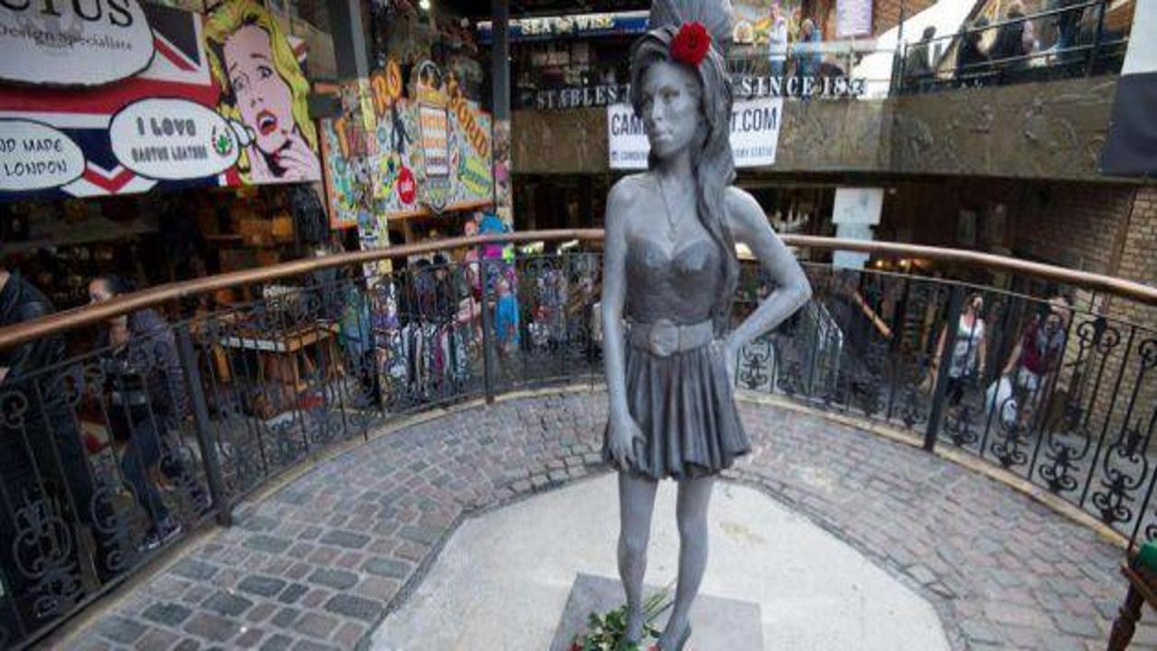 Londra'da Amy Winehouse'un heykeli dikildi