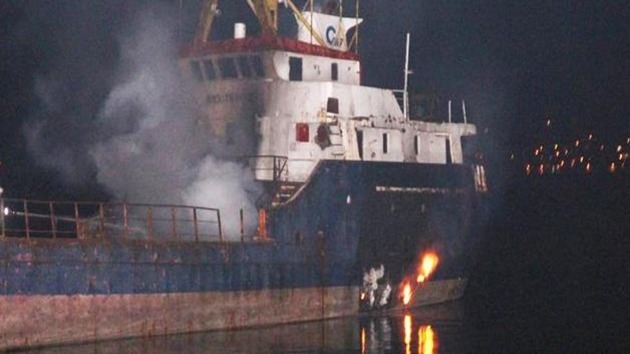 Maltepe sahilinde gemi yangını