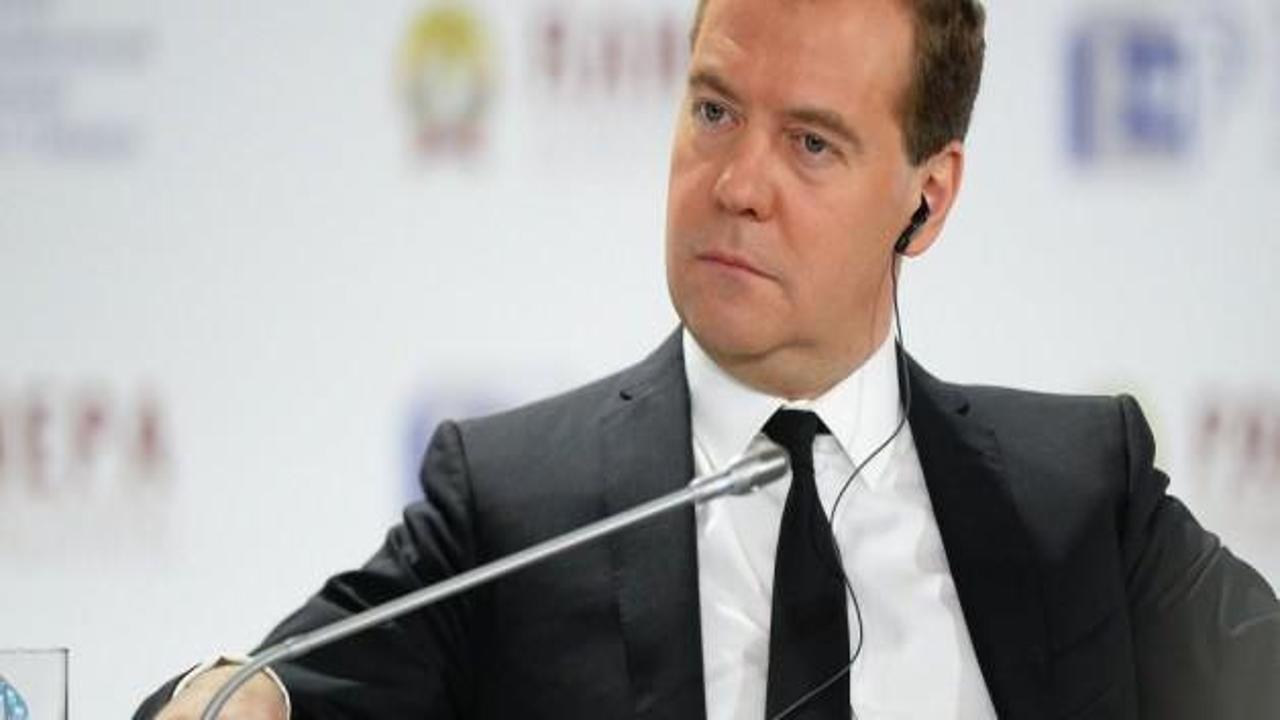 Medvedev’den Davutoğlu’na doğum günü kutlaması