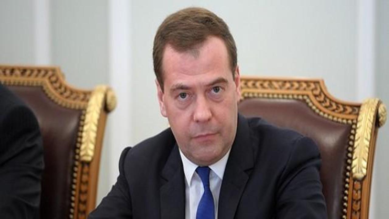 Medvedev'den Davutoğlu'na kutlama