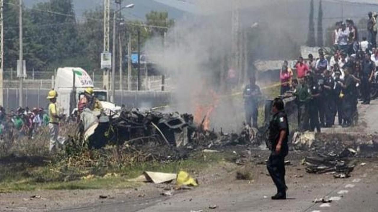  Meksika'da otoyola uçak düştü: 5 ölü