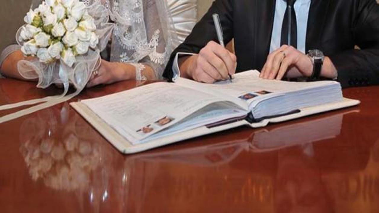 Memura evlenme yardımı masada