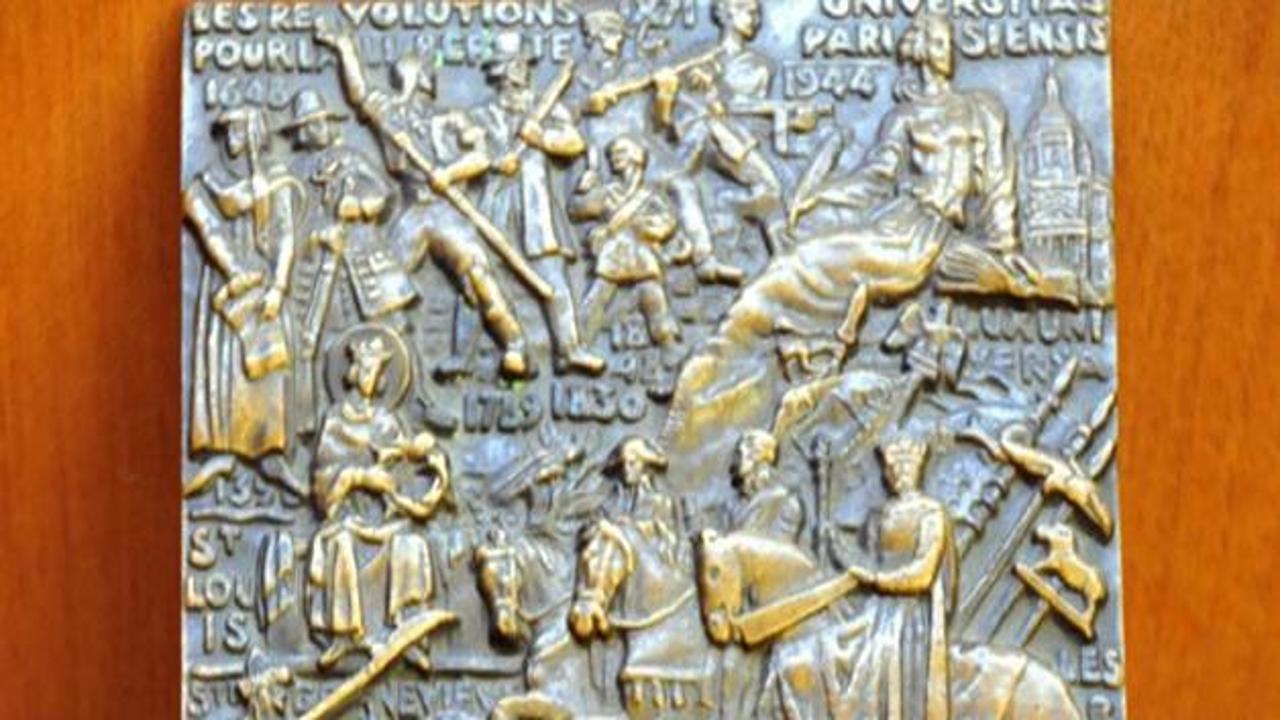 Menderes'in bronz plaketi bulundu