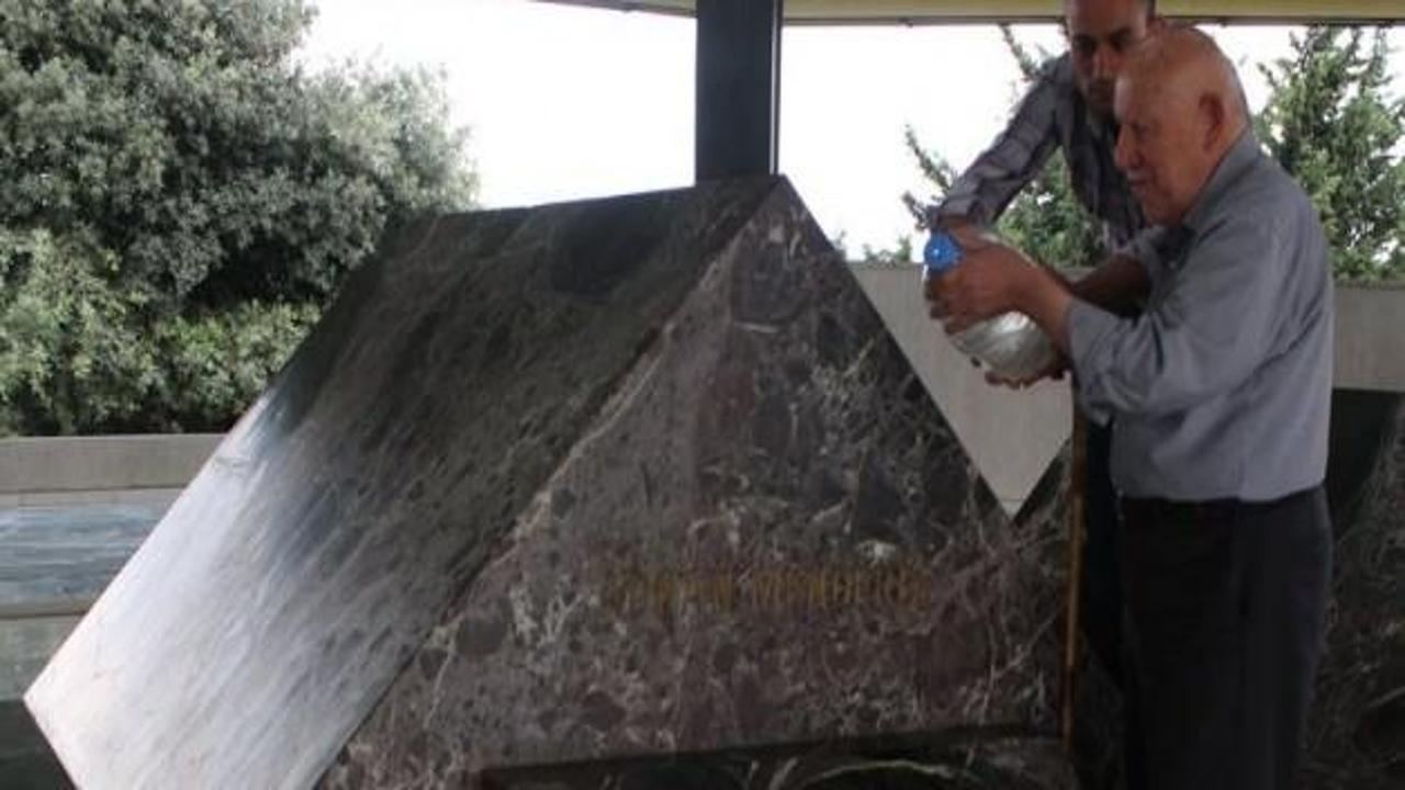 Menderes'in mezarını gül suyuylu yıkadı