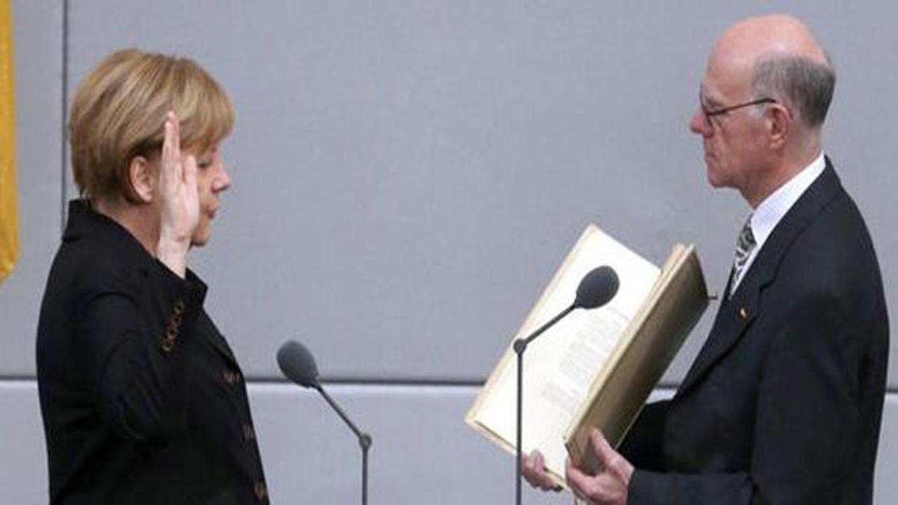 Merkel, İncil'e yemin ederek başladı