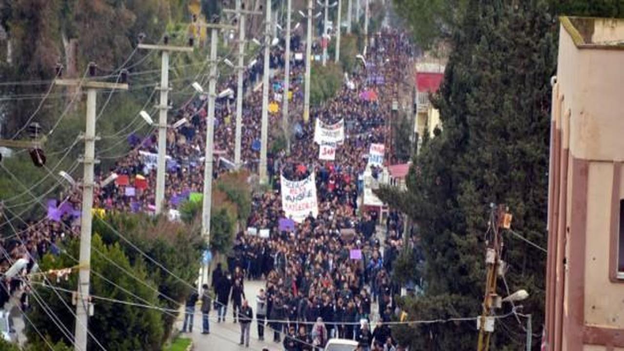 Mersin'de 15 bin kişi Özgecan için yürüdü