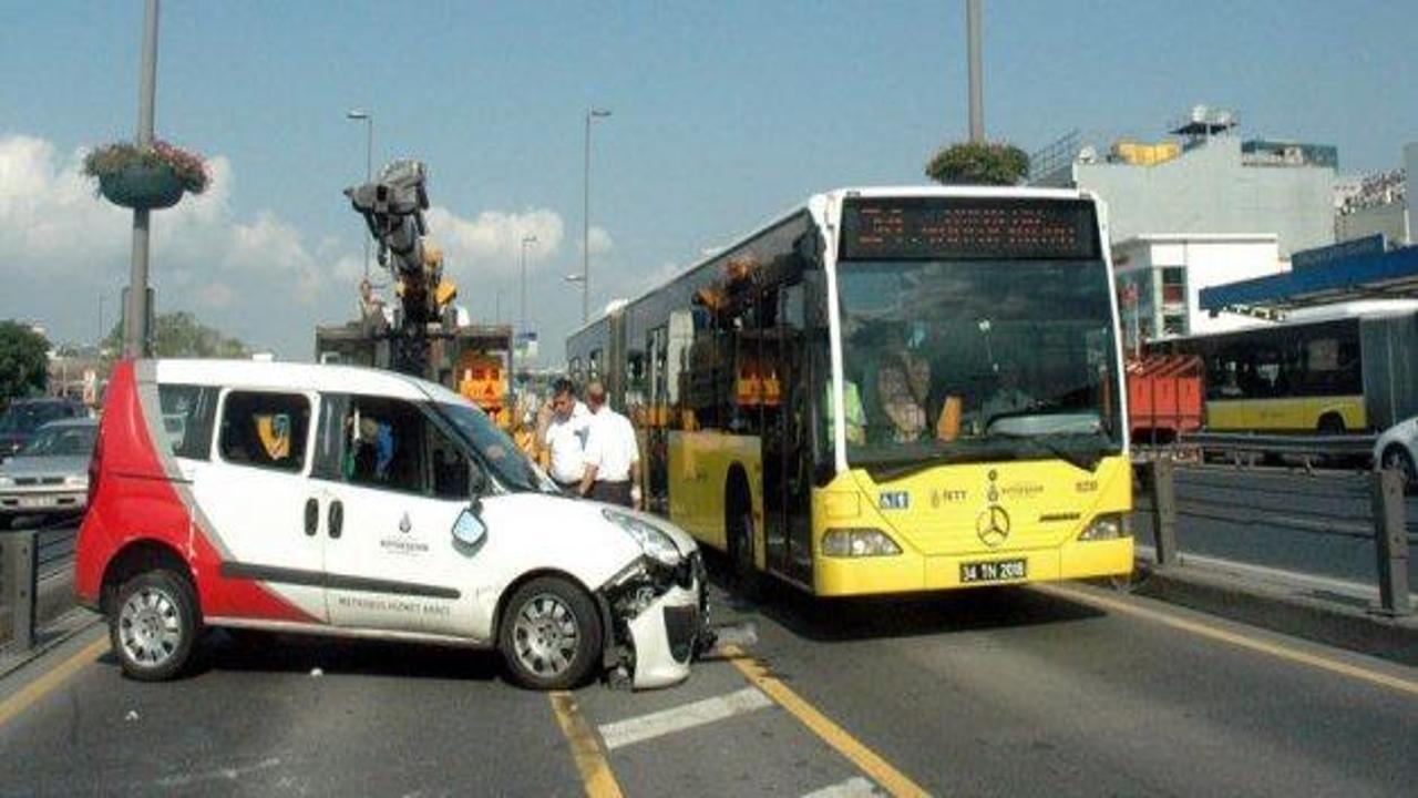 Metrobüs yolunda kaza
