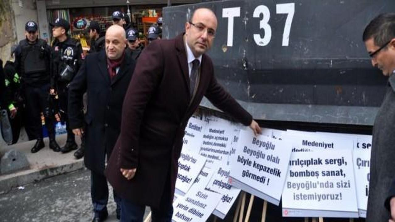 MHP'den "Çırılçıplak" sergisine protesto