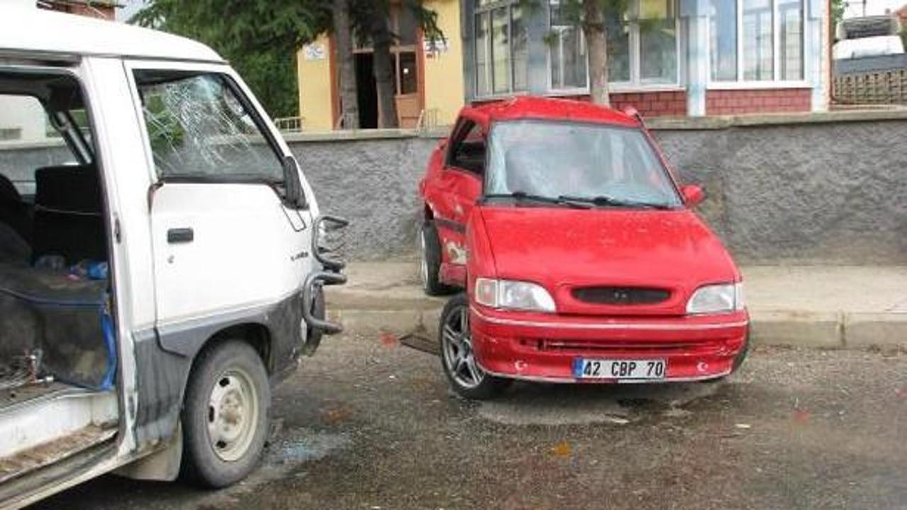 Minibüs ile otomobil çarpıştı: 10 yaralı