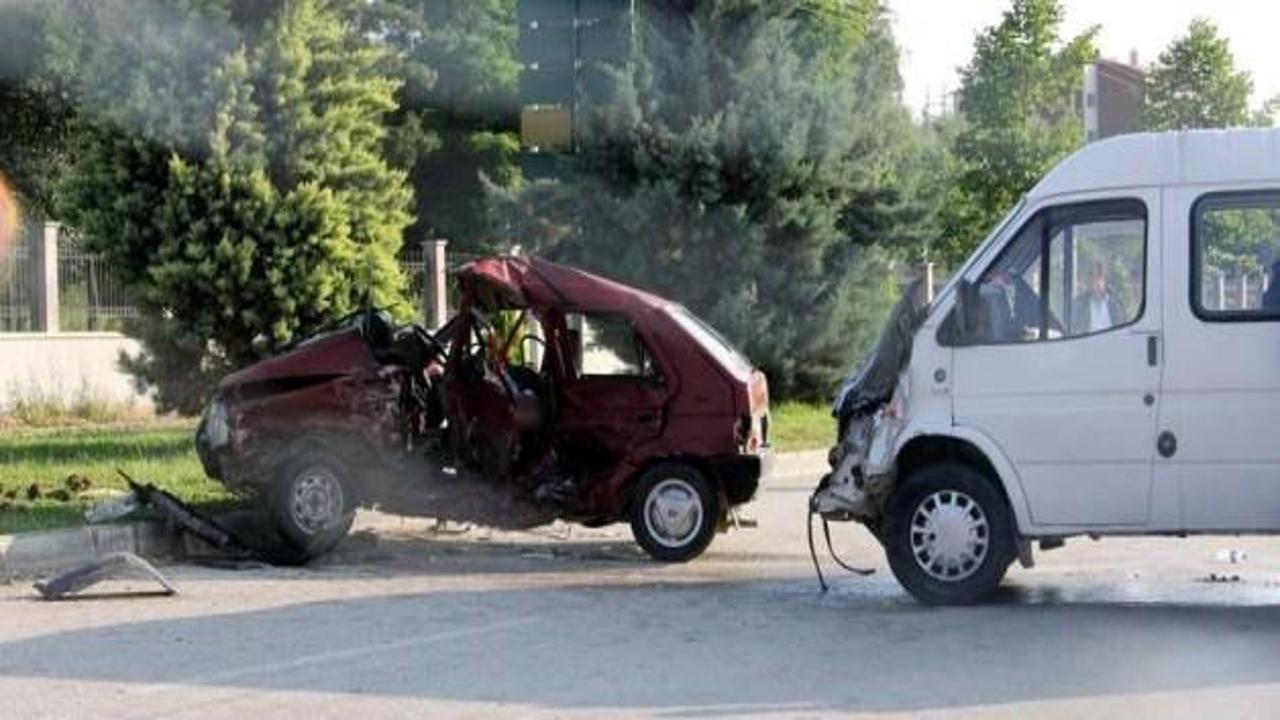 Minibüs ile otomobil çarpıştı: 1 ölü, 5 yaralı