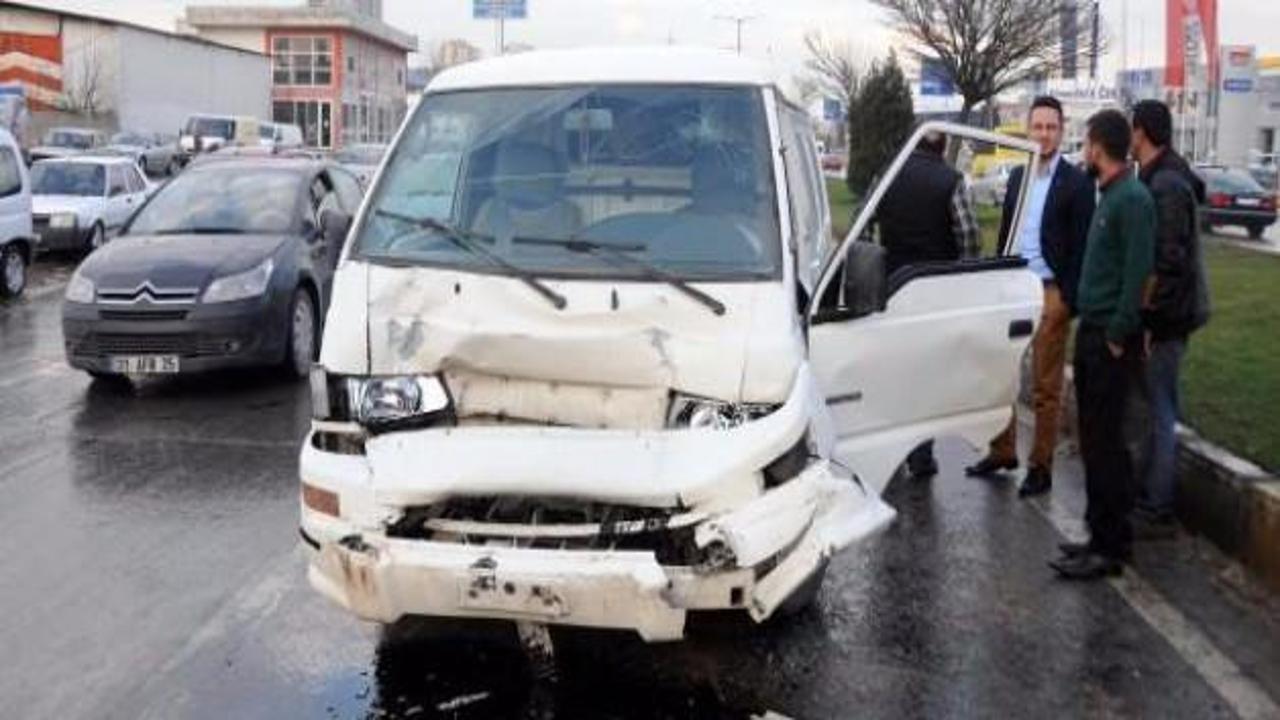 Minibüs, kamyonete çarptı: 3 yaralı