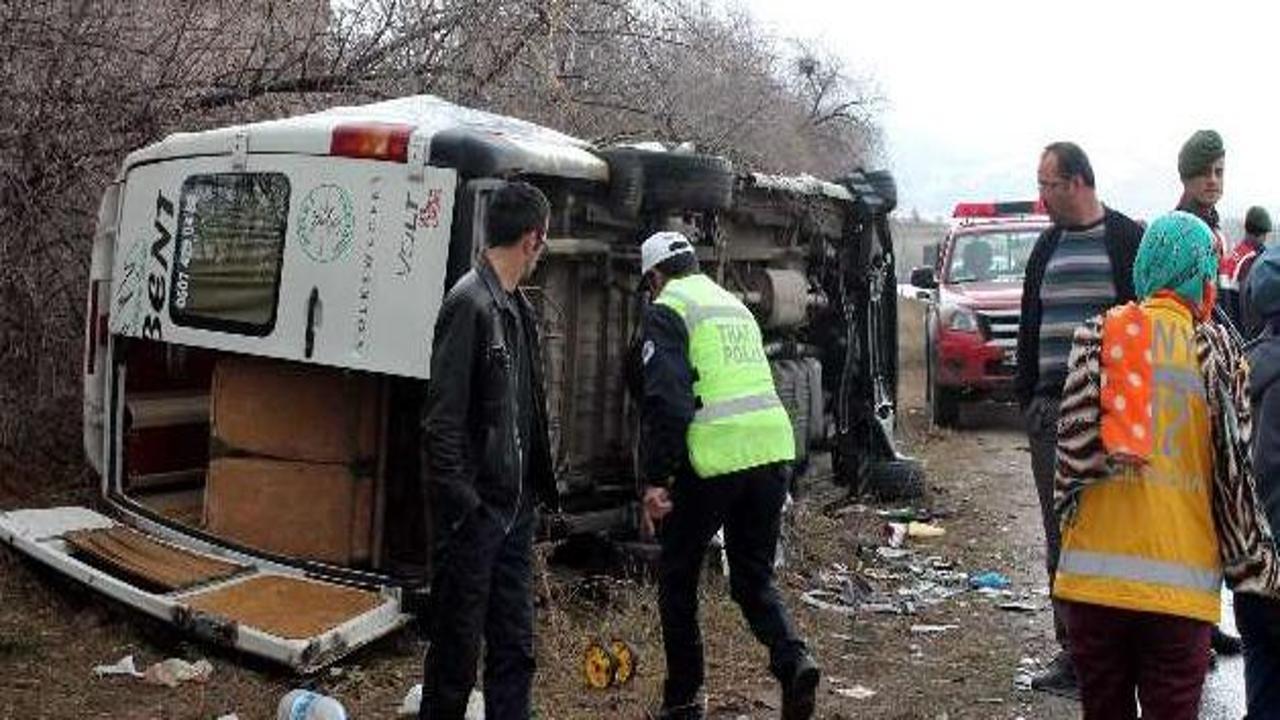 Burdur'da minibüs devrildi: 16 yaralı