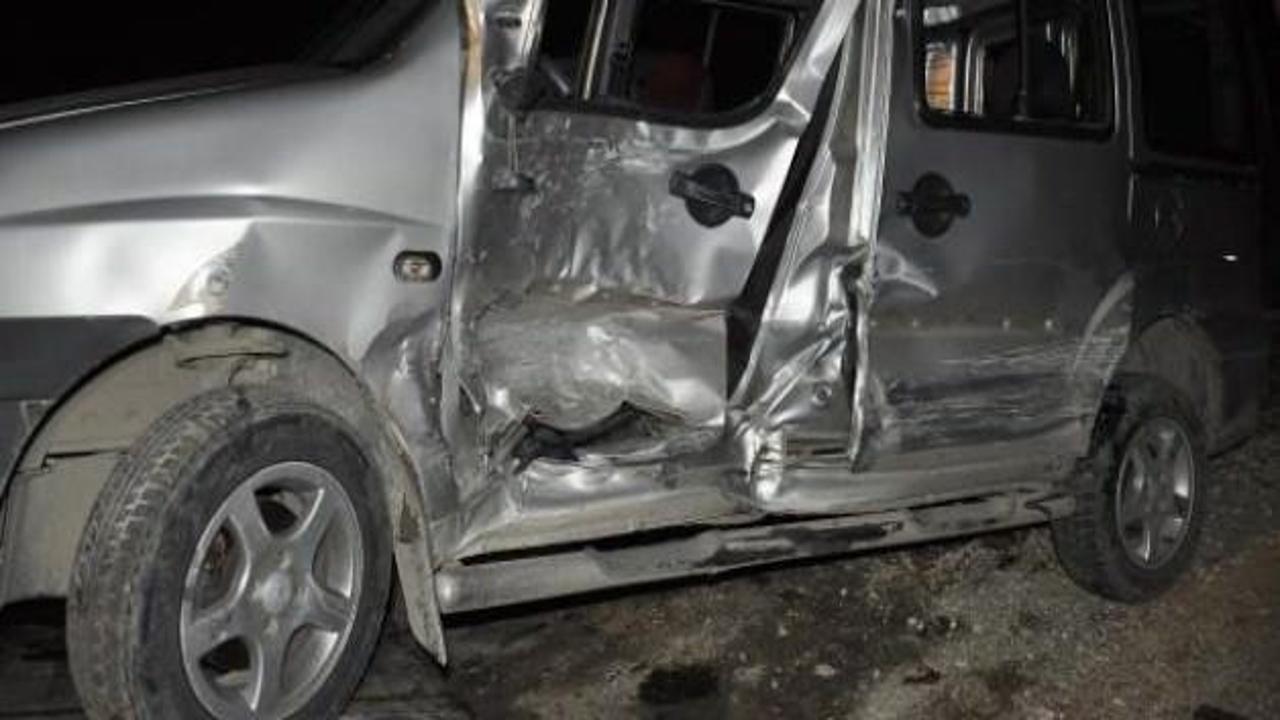 Minibüs ticari araca çarptı: 10 yaralı