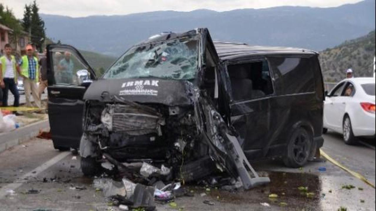 Minibüs üst geçide çarptı: 2 ölü, 3 yaralı