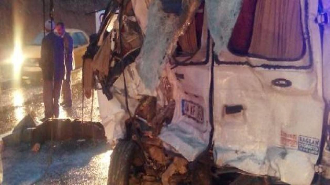 Minibüsle kamyon çarpıştı: 3 ölü