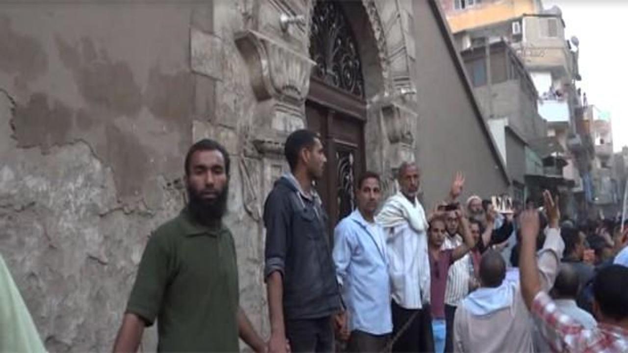 Mısır'da Mursi taraftarlarından kiliseye koruma