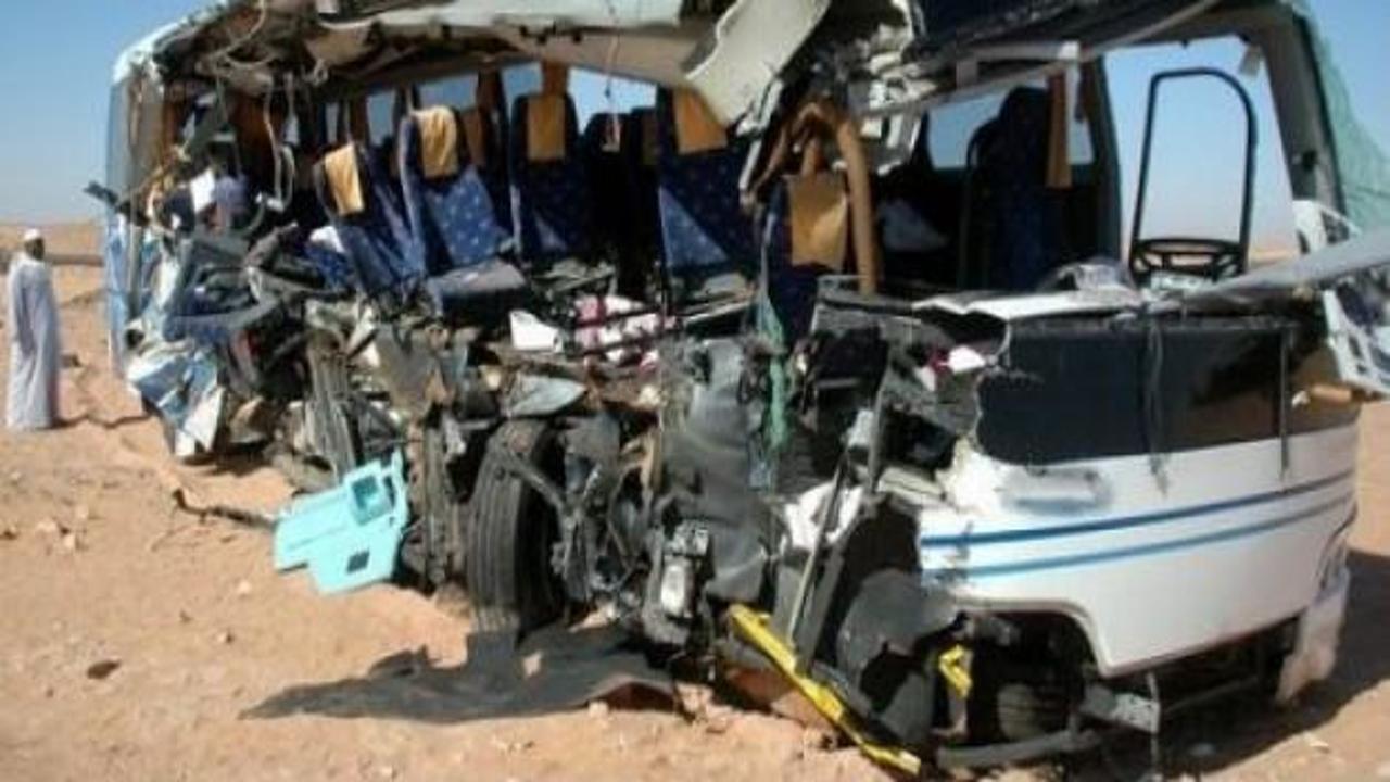 Mısır'da turist otobüsleri çarpıştı: 33 ölü!