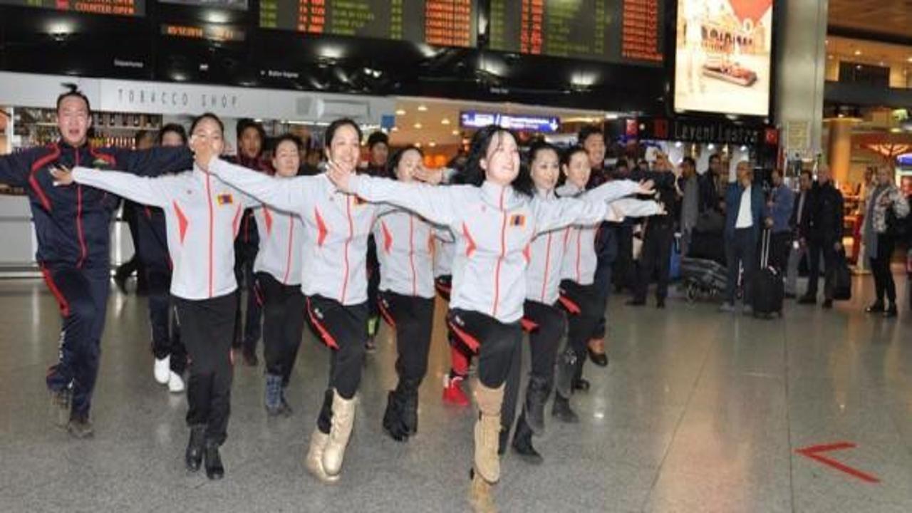 Moğol dansçılardan havalimanında gösteri
