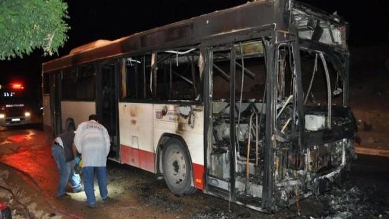 Molotoflu dehşet! Belediye otobüsünü yaktılar