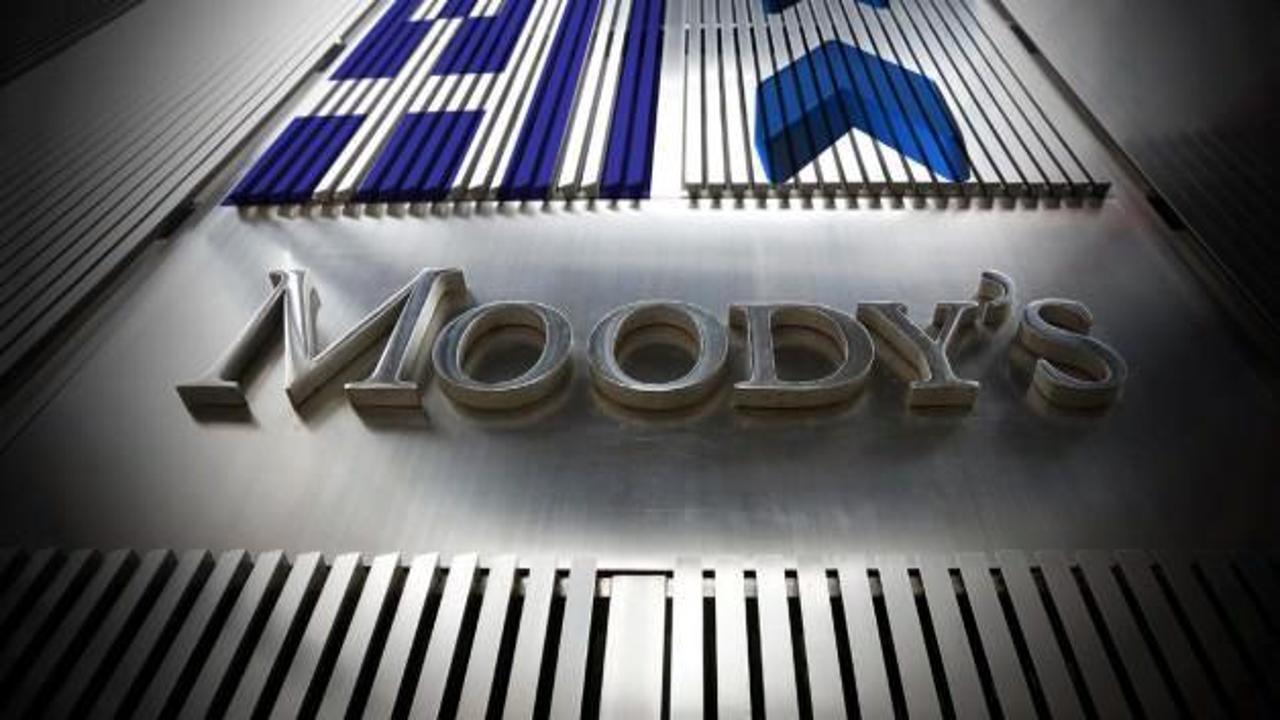 Moody’s yüzlerce bankayı takibe aldı