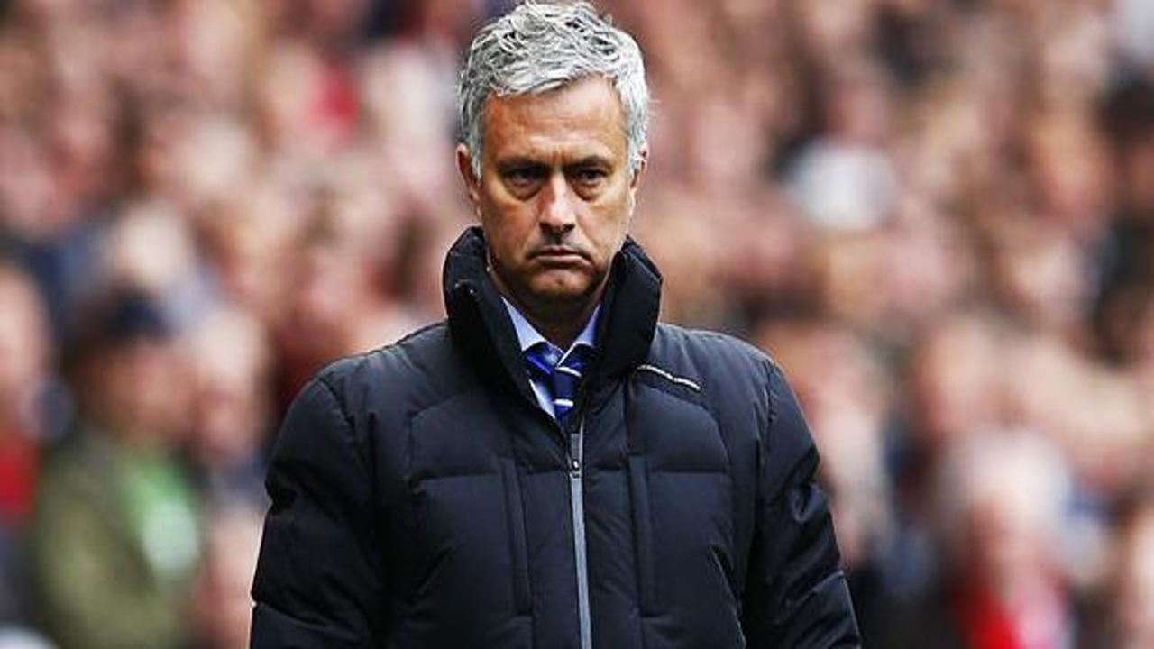Mourinho İngiltere'de yılın menajeri seçildi