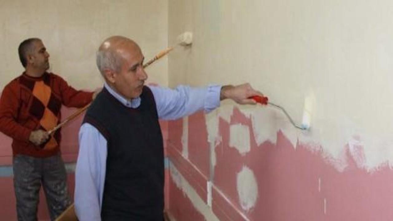 Müdür ve yardımcıları okullarını boyuyor