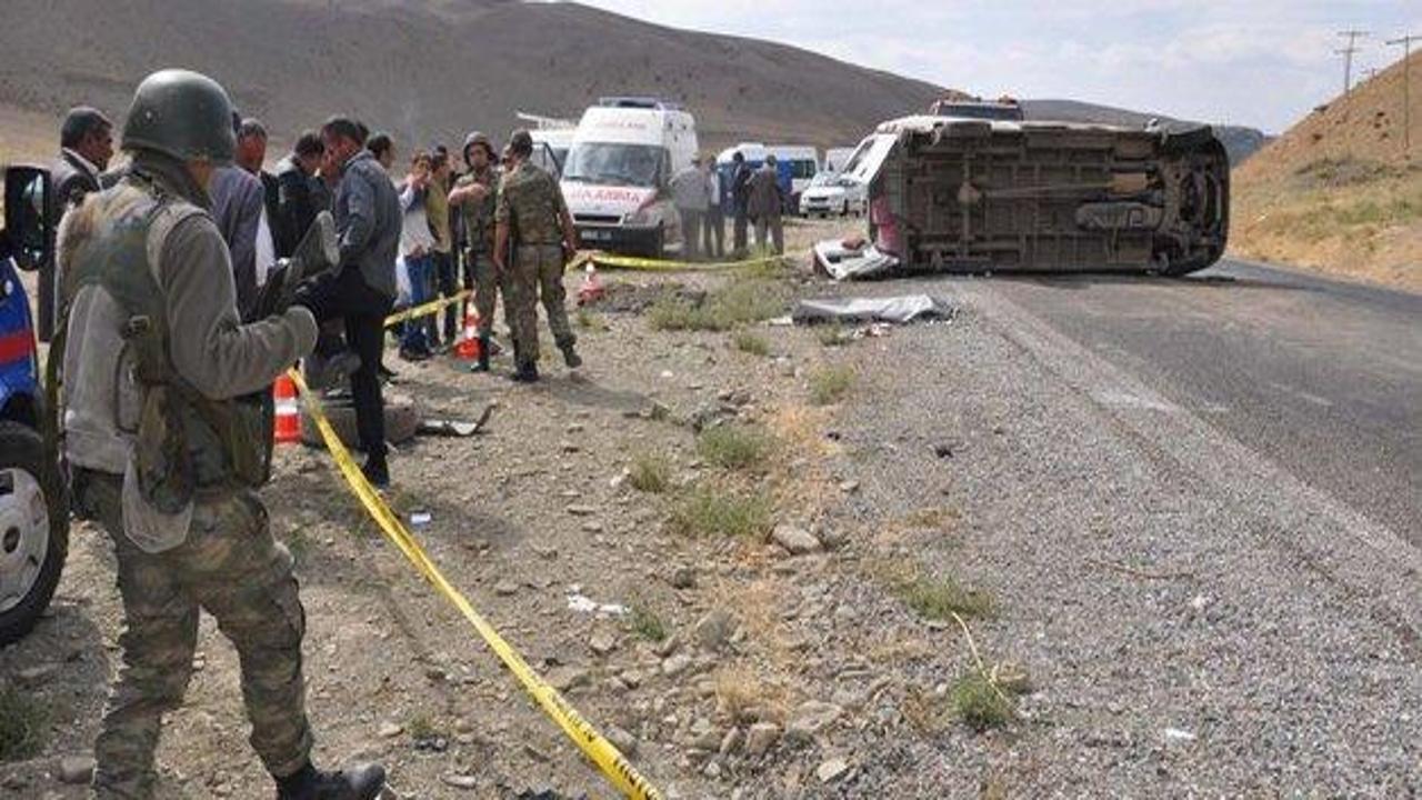 Muş'ta yolcu minübüsü devrildi: 1 ölü, 15 yaralı