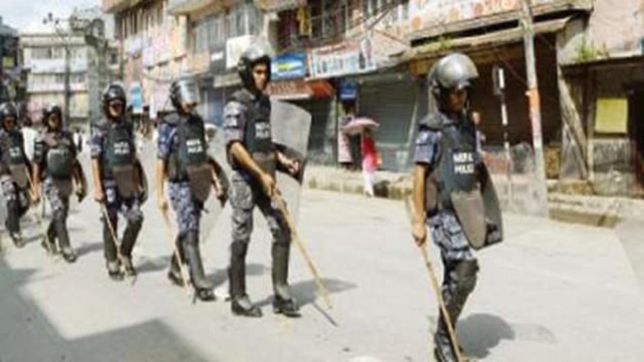 Nepal karıştı: 7 polis öldü