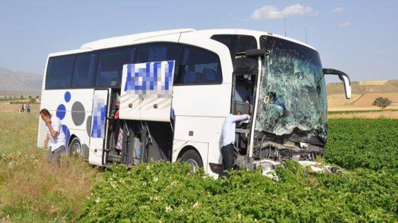 Niğde'de otobüs traktöre çarptı: 12 yaralı