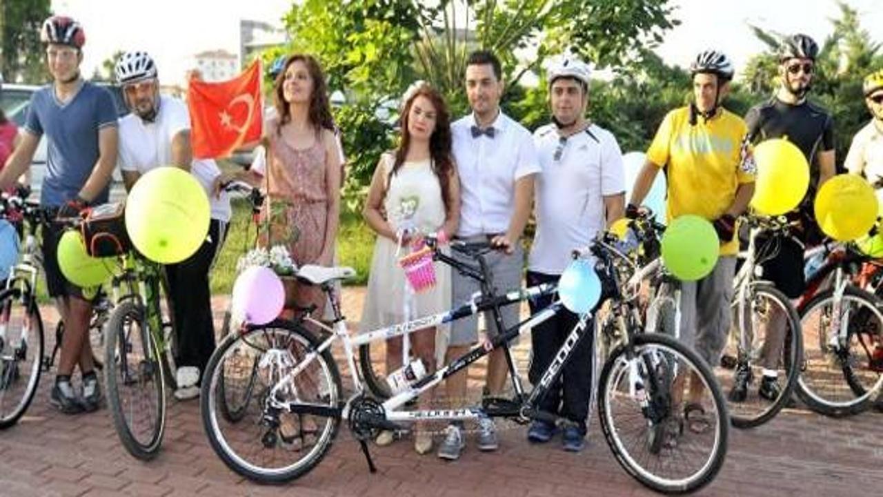 Nikahlarına bisikletle gittiler