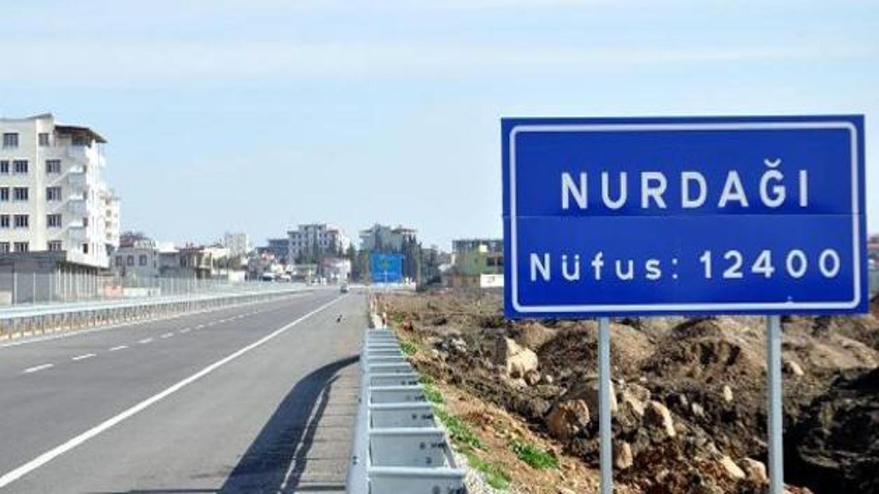 Nurdağı'nda şaşırtan nüfus tabelaları
