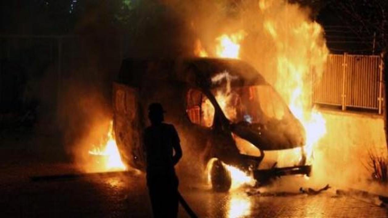 Nusaybin'de 2 araç ateşe verildi