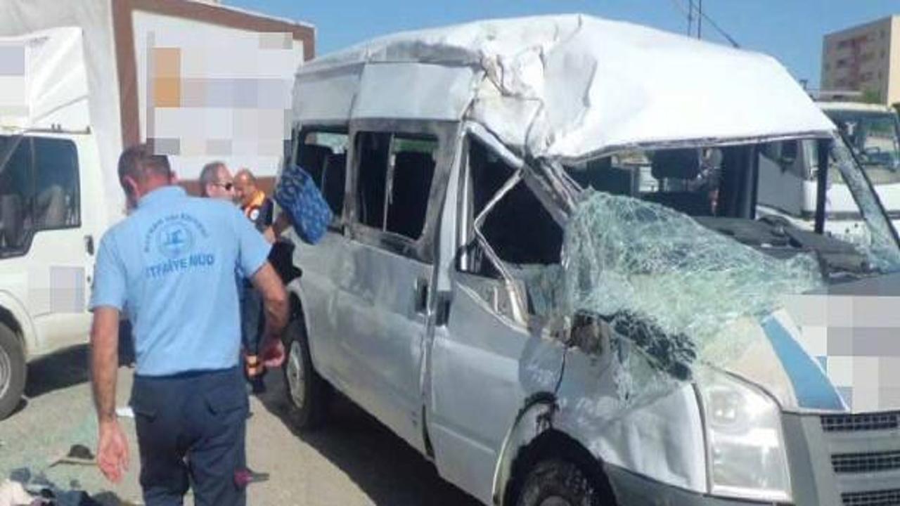 Kamyonetle minibüs çarpıştı: 2 ölü, 8 yaralı 