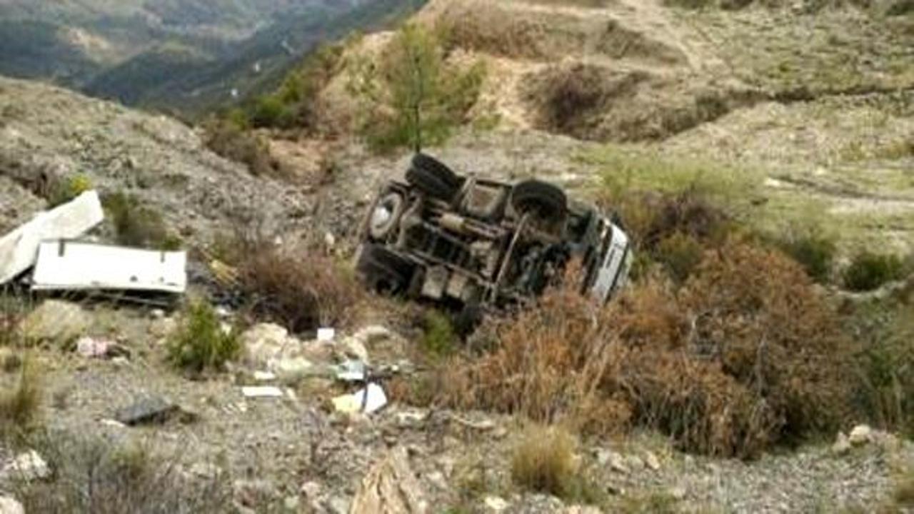 &Ouml;ğretmenleri taşıyan minib&uuml;s devrildi: 1 &ouml;l&uuml;, 6 yaralı