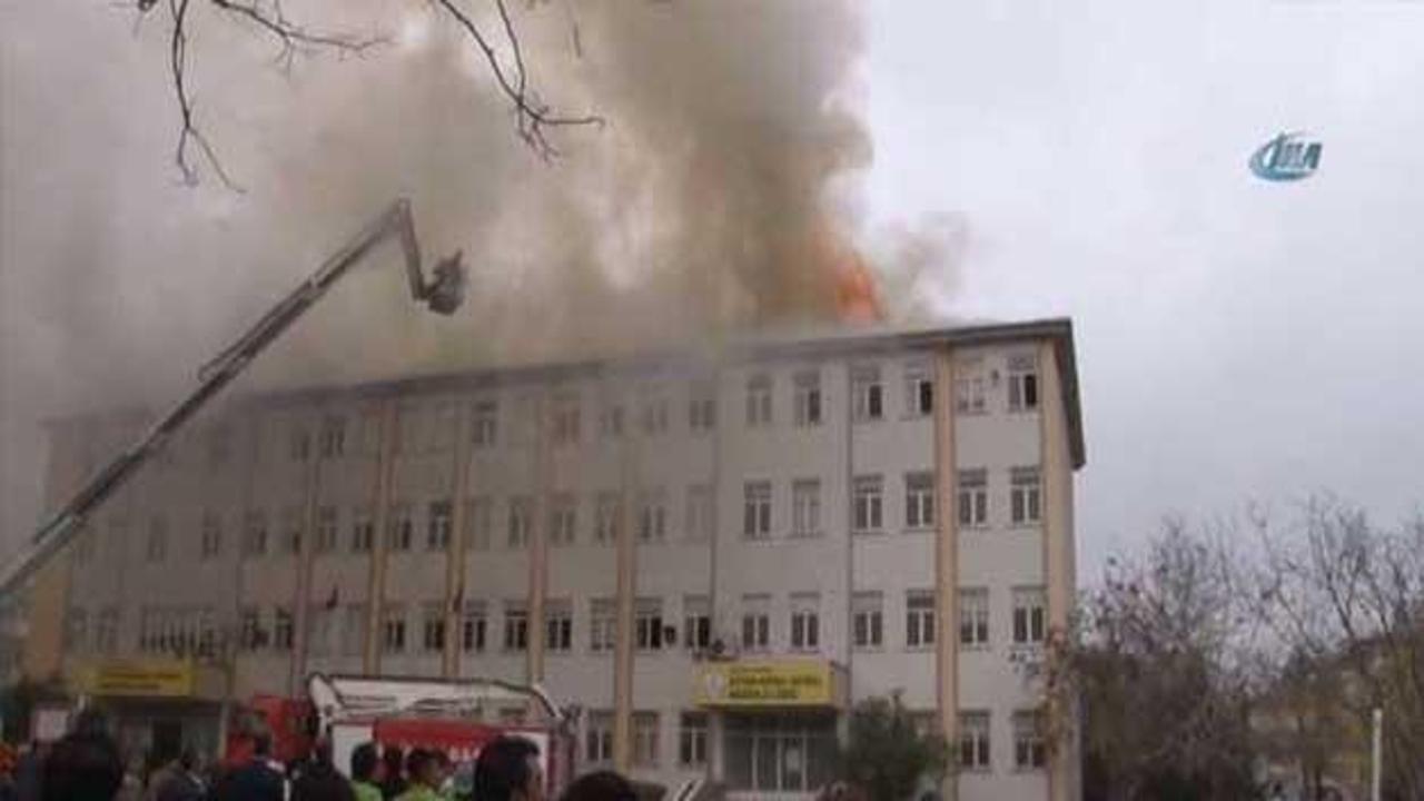 Karabük'te 4 katlı  ilkokulda yangın