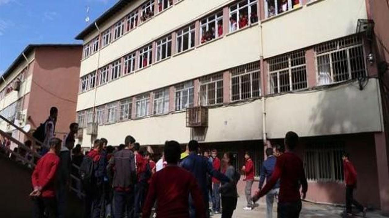 Okul bah&ccedil;esine el yapımı bomba atıldı