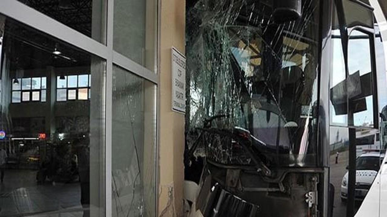 Otobüs şoförü vitesi karıştırdı: 8 yaralı!