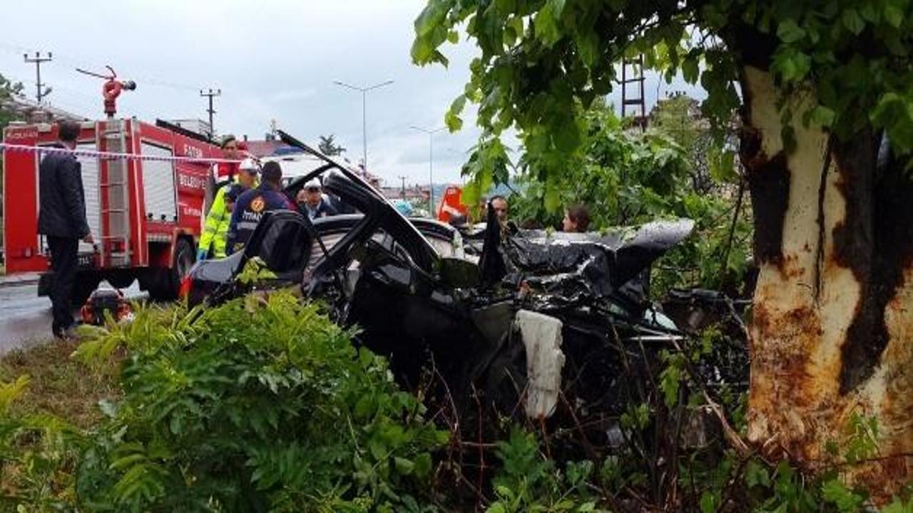 Otomobil ağaca çarptı: 2 ölü, 2 yaralı