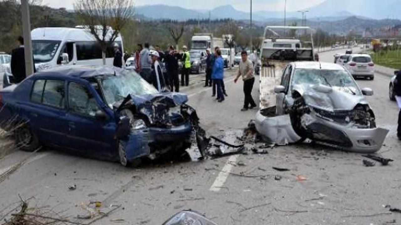 Otomobil, ağaca ve 3 otomobile çarptı: 5 yaralı