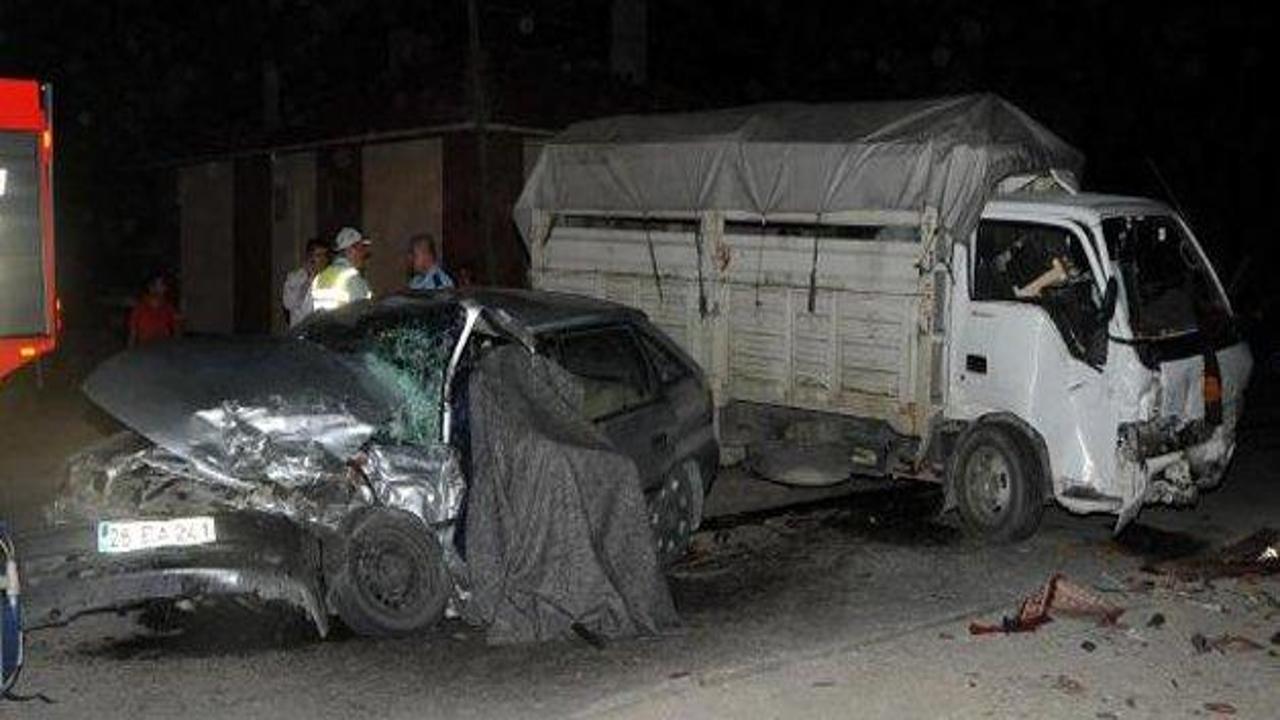 Otomobil kamyonetle çarpıştı: 1 ölü 4 yaralı