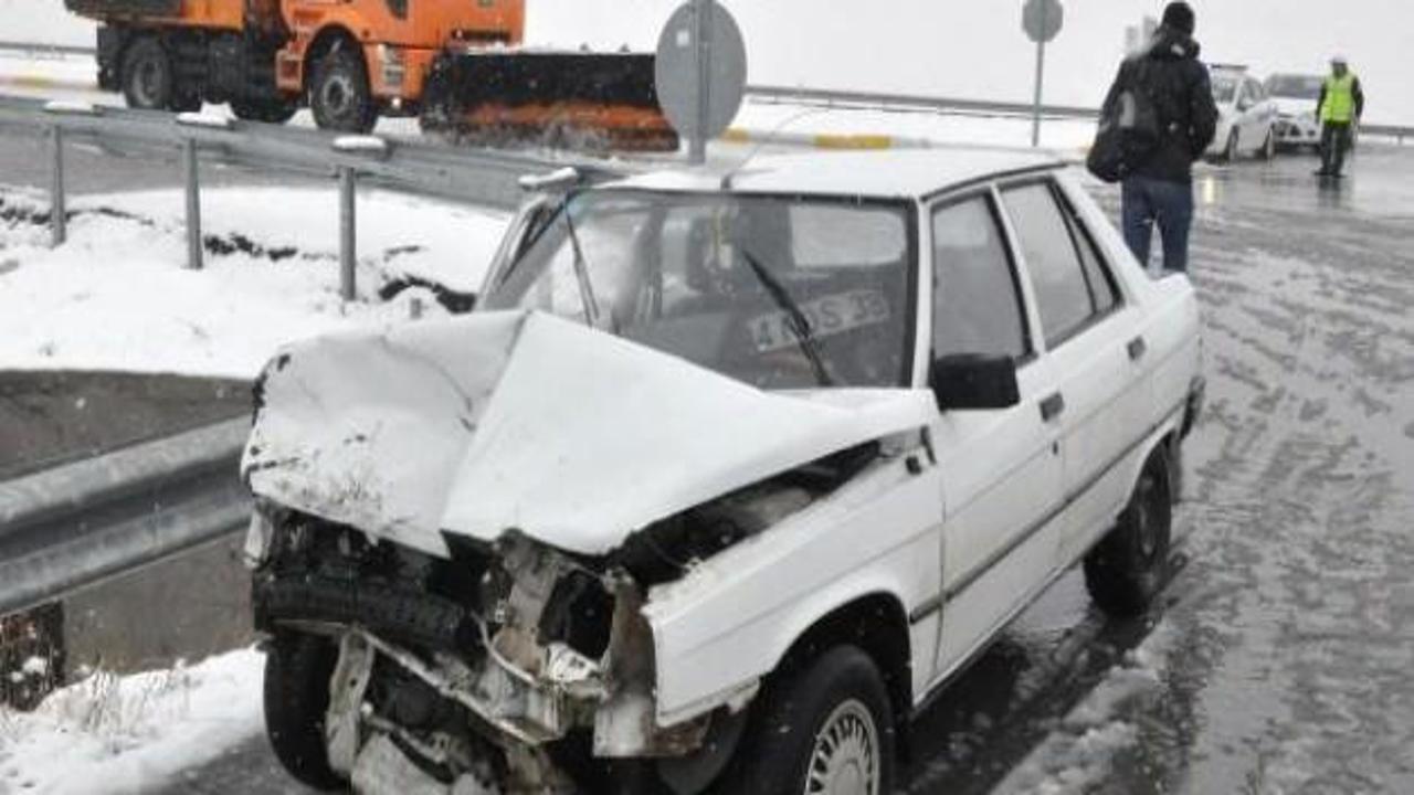 Otomobil, kar küreme aracına çarptı